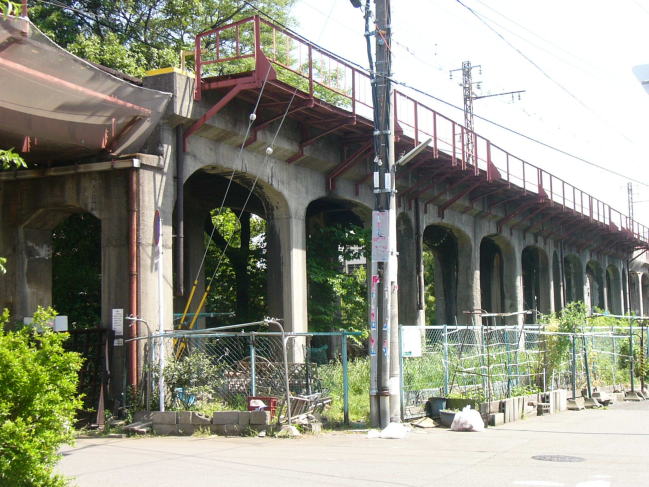 竜華から分岐して２キロほど来たところの高架橋
